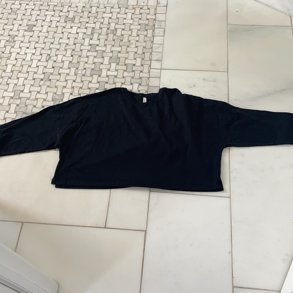 The group babaton black 3/4 sleeve crop tee. Wide crop fit.  Size med - Picture 7 of 7